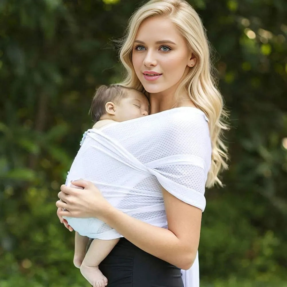 Echarpe de  portage blanche portée en extérieur"