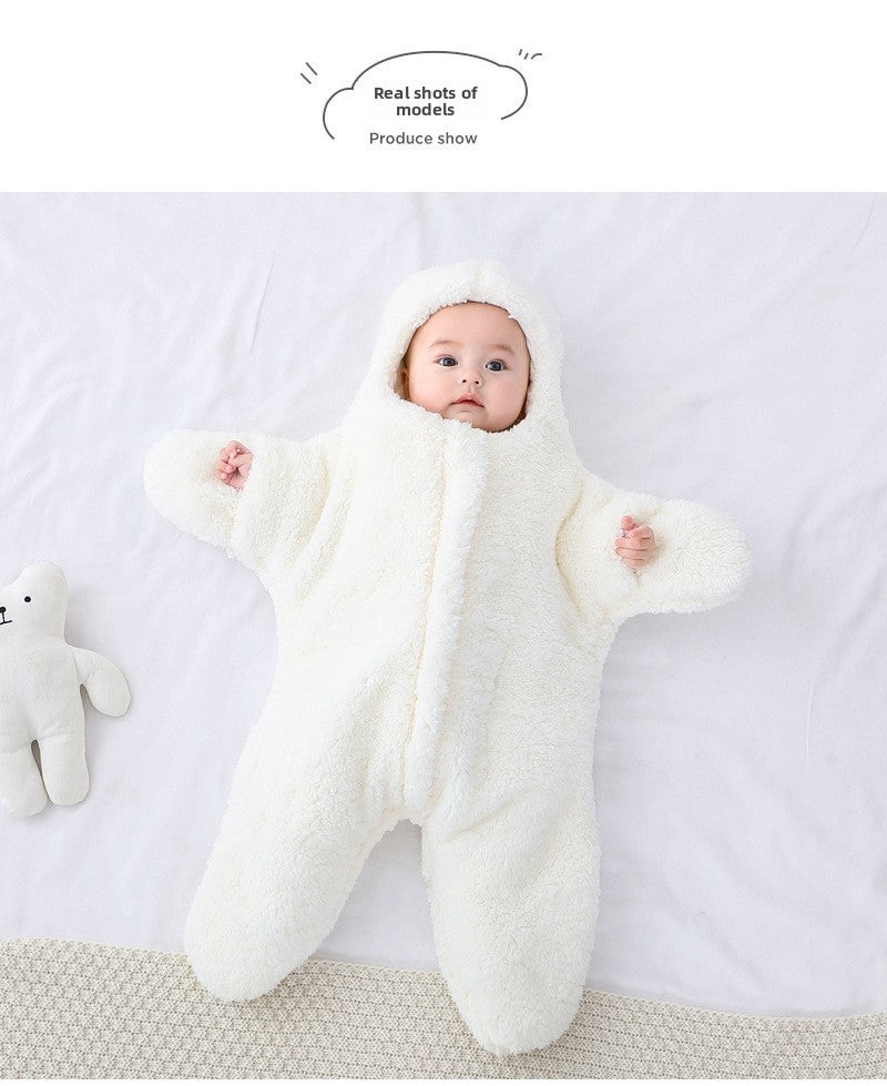 Bébé-combinaison-étoile-de-mer-blanche avec ses mains en vue 