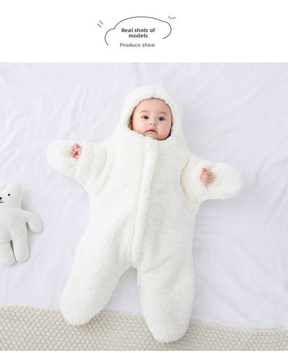 Bébé-combinaison-étoile-de-mer-blanche avec ses mains en vue 