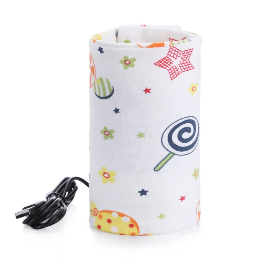 chauffe-biberon-usb—housse-isotherme-blanche—motif-bonbons—pose-sur-table-en-bois—dans-chambre-enfant