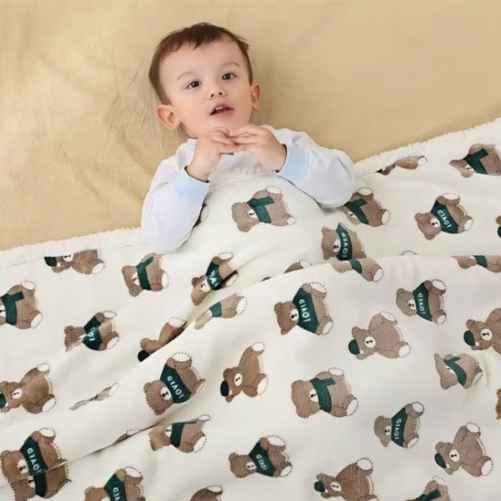 Couverture bébé ourson avec pullover vert 
