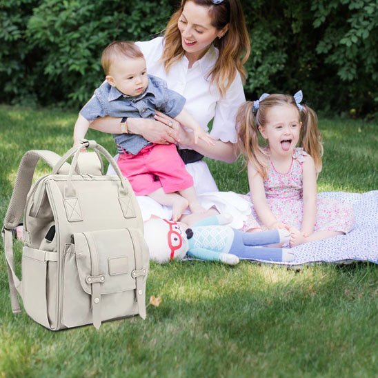 Sac à langer | Élégance Pratique - maman avec ses deux enfants sur une pelouse 