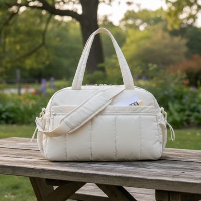 Sac a langer  beige poser sur une table en bois 